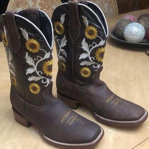 - High quality brown cowboy boots